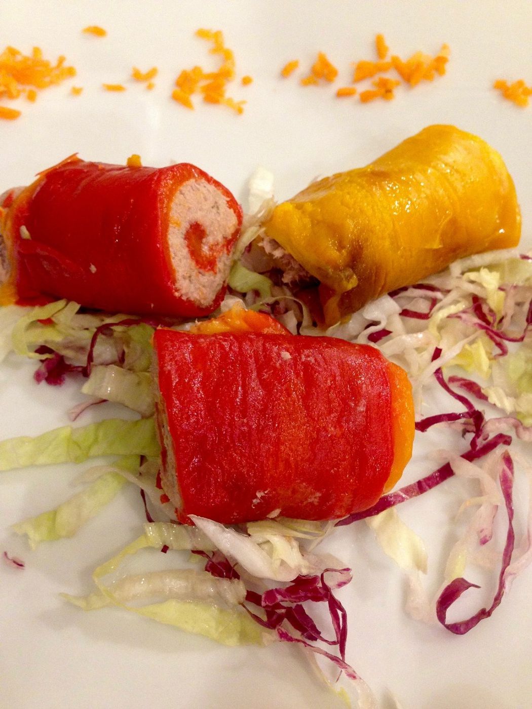 Involtini di peperone rosso e giallo su insalata di cavolo