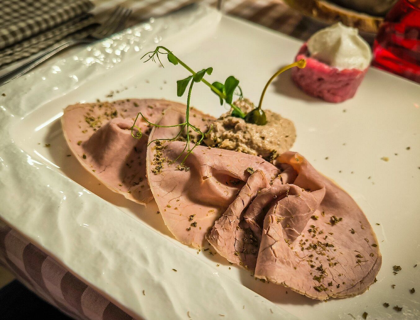 Vitello tonnato con salsa tonnata e germogli